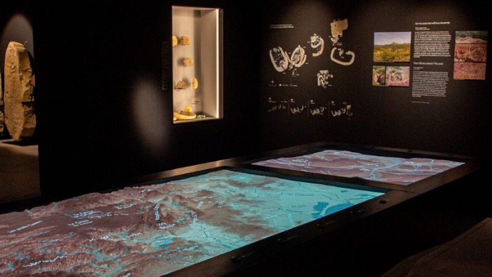 Une maquette en relief, illuminée par une projection interactive, illustrant l'évolution des paysages.