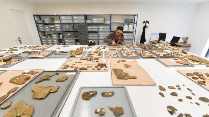 Grande salle d'étude d'analyse d'objets archéologiques de la MAISON DE L'ARCHÉOLOGIE