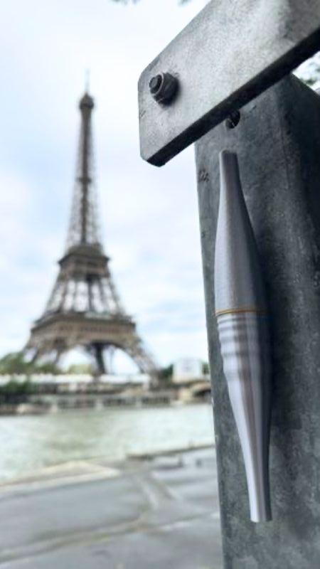 Mini torche cachée à Paris avec la Tour Eiffel en arrière-plan.